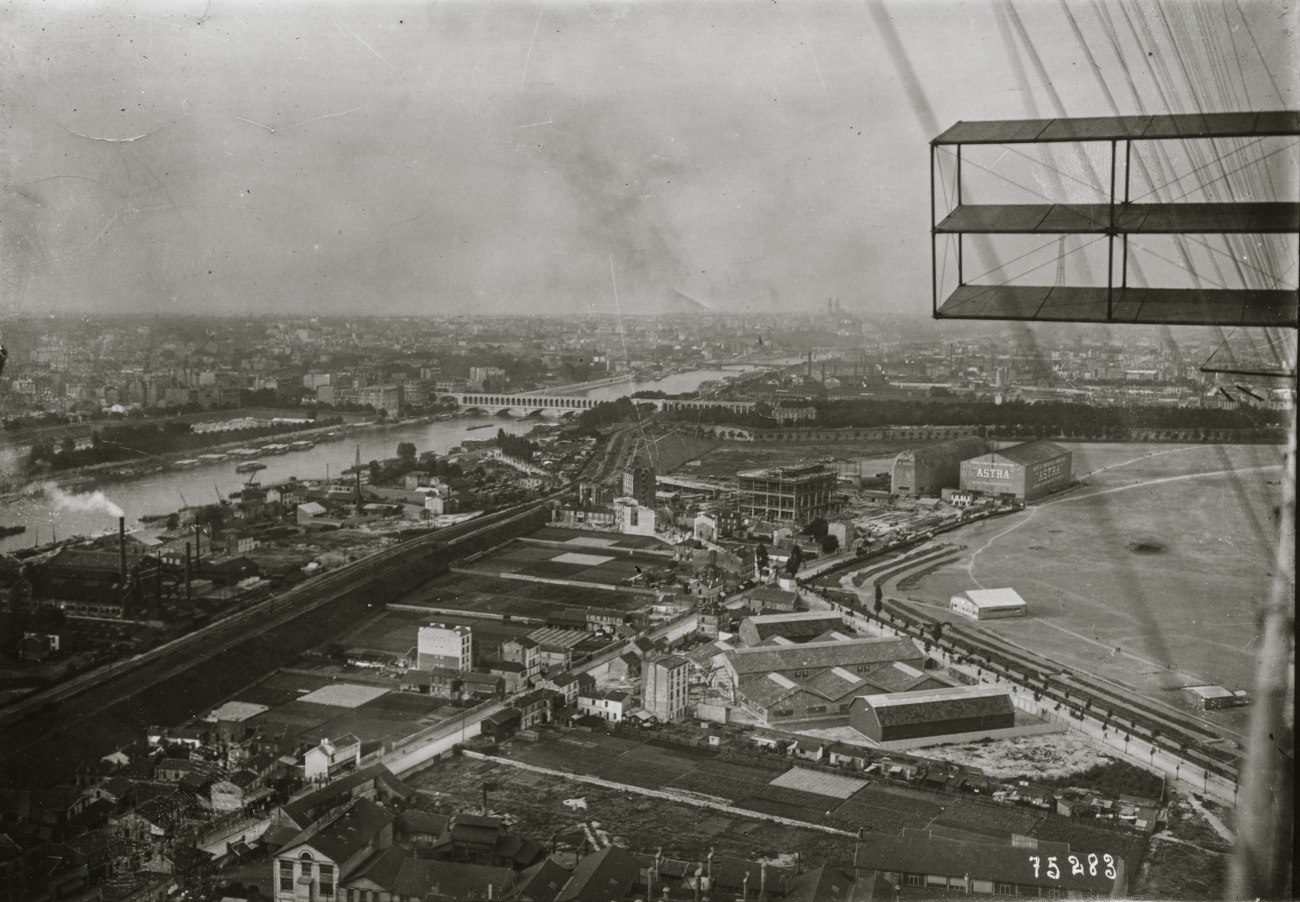 Vue sur le terrain d'Issy prise en dirigeable, juillet 1912